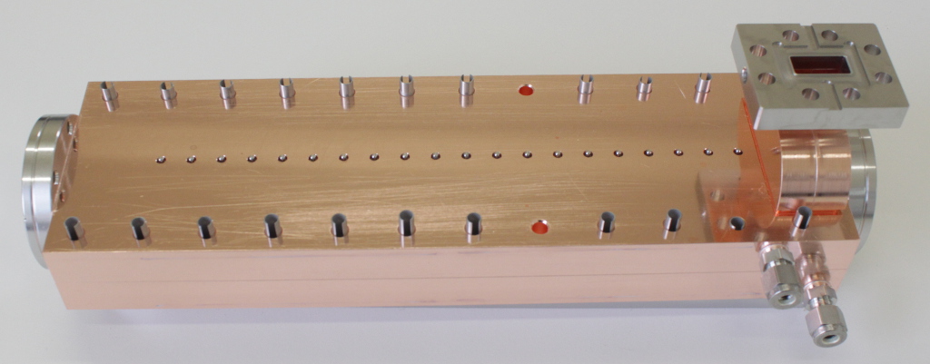 Copper X-band accelerator assembly with RF input flange